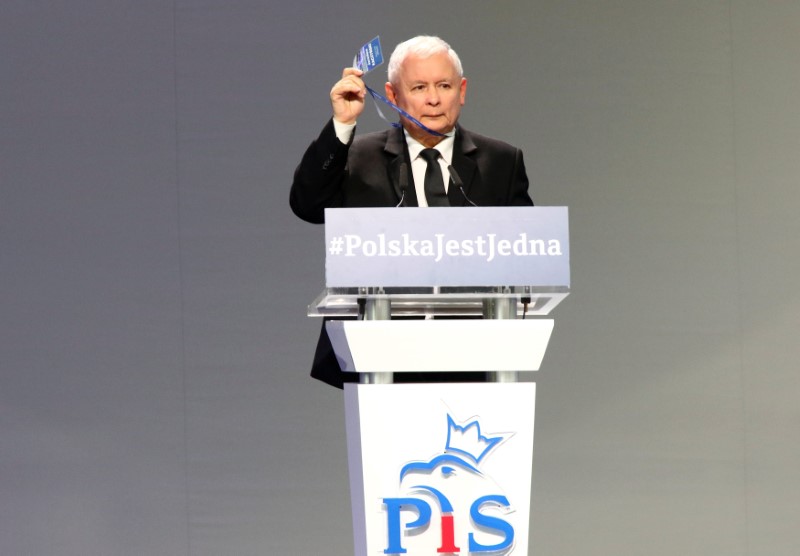 © Reuters. Leader of ruling party Jaroslaw Kaczynski gestures during a Law and Justice party congress in Przysucha