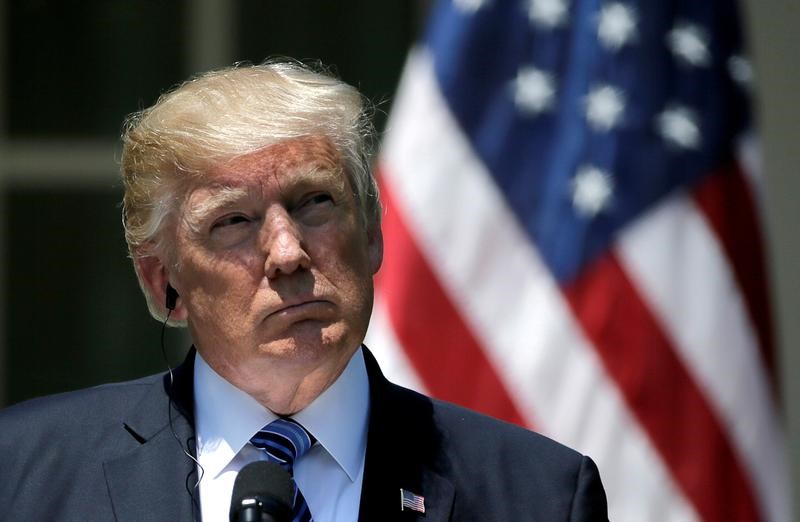 © Reuters. U.S. President Trump listens to South Korean President Moon deliver a statement at the White House in Washington