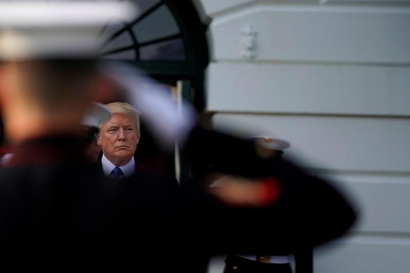 © Reuters. U.S. President Donald Trump waits for the arrival of South Korean President Moon Jae-in and his wife Kim Jeong-sook (not pictured) to the White House in Washington, U.S.