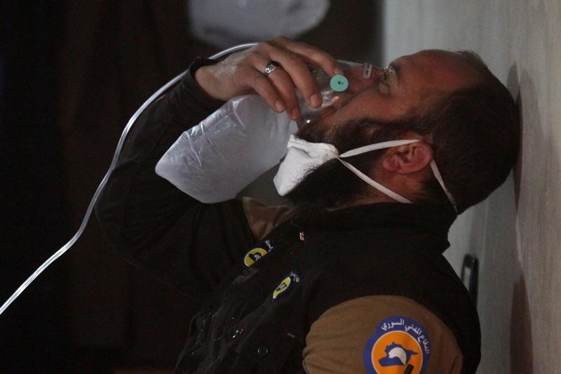 © Reuters. FILE PHOTO: A civil defence member breathes through an oxygen mask, after what rescue workers described as a suspected gas attack in the town of Khan Sheikhoun in rebel-held Idlib