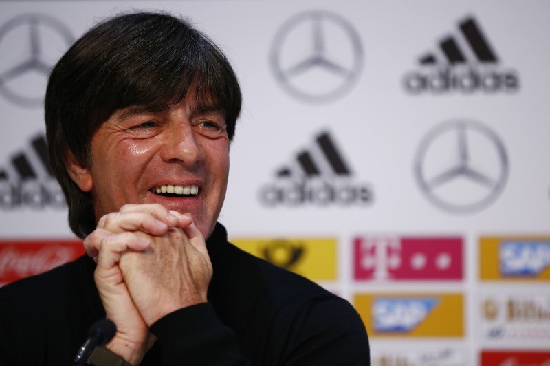 © Reuters. El entrenador de la selección alemana, Joachim Loew, durante una conferencia de prensa en Karmen, Alemania.