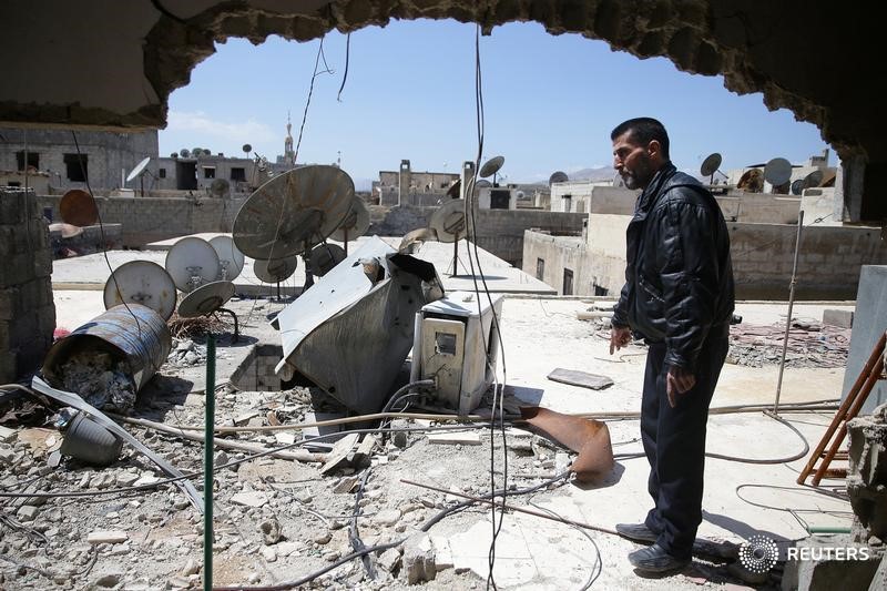 © Reuters. المعارضة السورية تتهم الجيش بهجوم بغاز الكلور والجيش ينفي