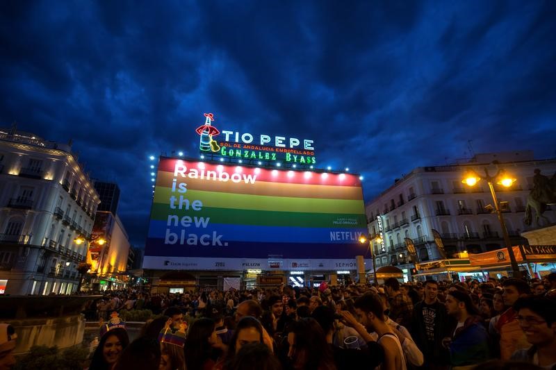 © Reuters. Cientos de miles de personas celebran el WorldPride 2017 en el centro de Madrid