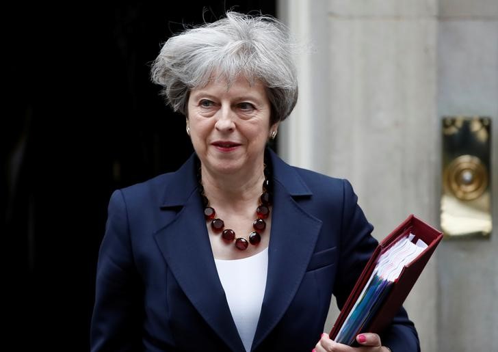© Reuters. La primera ministra británica, Theresa May, sale de la residencia oficial de Downing Street, en Londres