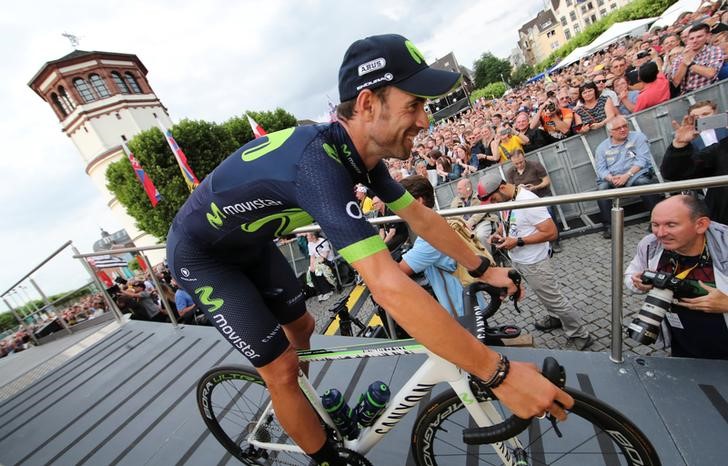 © Reuters. Valverde, operado con éxito tras quedarse fuera del Tour por una caída