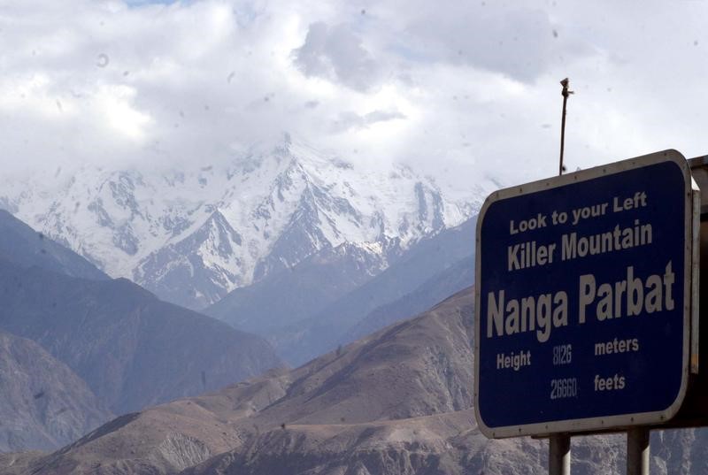 © Reuters. Pakistán teme que hayan muerto los alpinistas español y argentino en el Himalaya