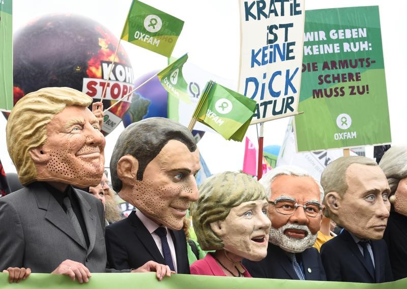 © Reuters. Merkel pide un crecimiento inclusivo al comienzo de las protestas contra el G20
