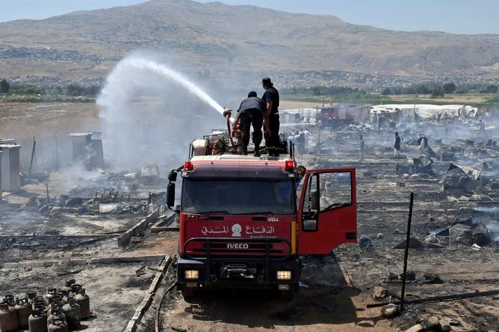 © Reuters. ثلاثة قتلى في حريق بمخيم للاجئين السوريين في لبنان