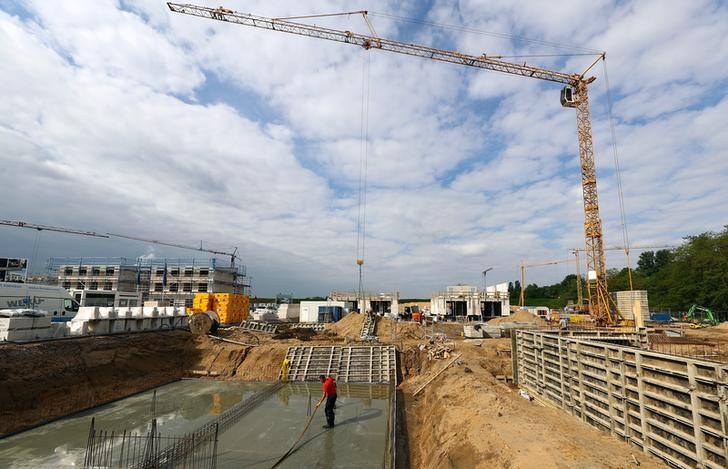 © Reuters. Workers are seen on a construction site for family homes in Hanau near Frankfurt