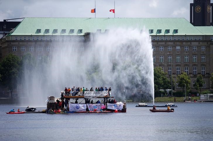 © Reuters. People in boats take part in protests ahead of the upcoming G20 summit in Hamburg