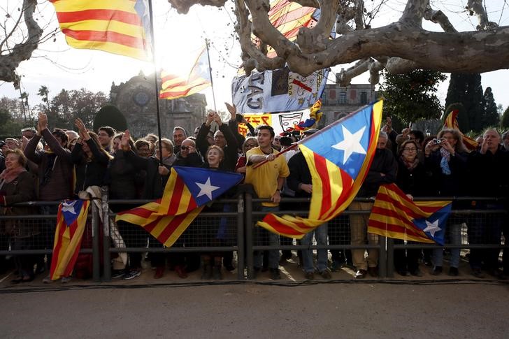 © Reuters. Un 54% de los catalanes se muestra dispuesto a votar en el referéndum