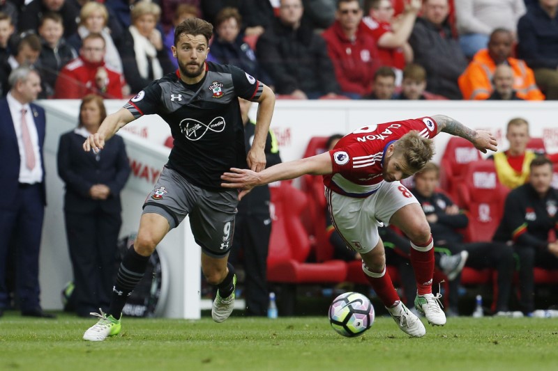 © Reuters. Southampton's Jay Rodriguez in action with Middlesbrough's Adam Clayton