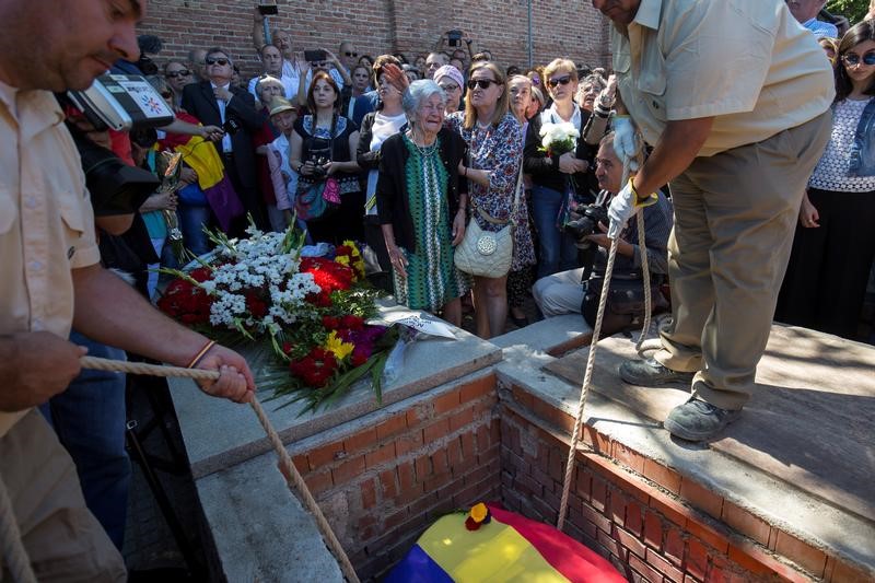 © Reuters. La hija de una víctima de la Guerra Civil entierra al fin a su padre