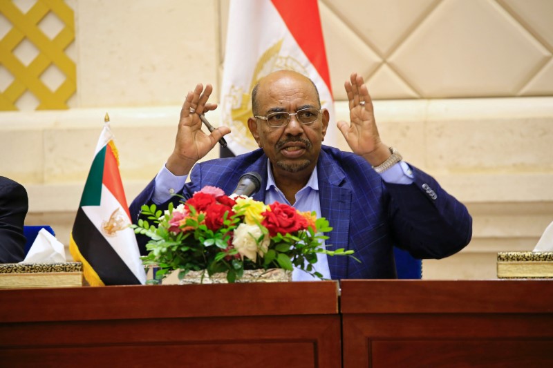 © Reuters. FILE PHOTO: SudanÕs President Omar Hassan al-Bashir speaks during a press conference after the oath of the prime minister and first vice president Bakri Hassan Saleh at the palace in Khartoum