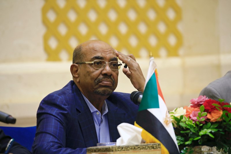 © Reuters. SudanÕs President Omar Hassan al-Bashir listen during a press conference after the oath of the prime minister and first vice president Bakri Hassan Saleh at the palace in Khartoum