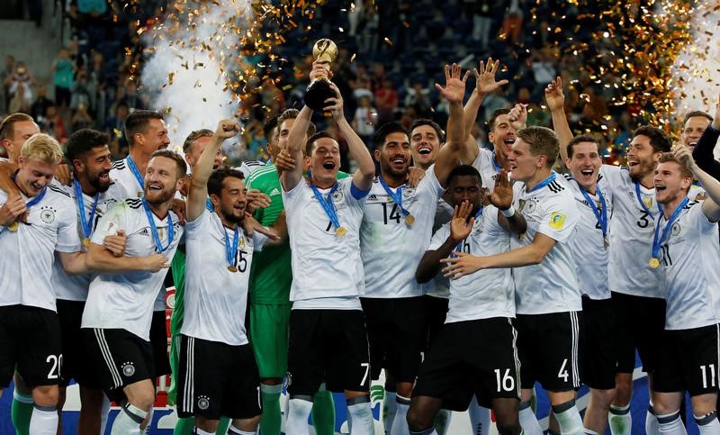 © Reuters. ألمانيا تحرز لقب كأس القارات لأول مرة بعد الفوز على تشيلي