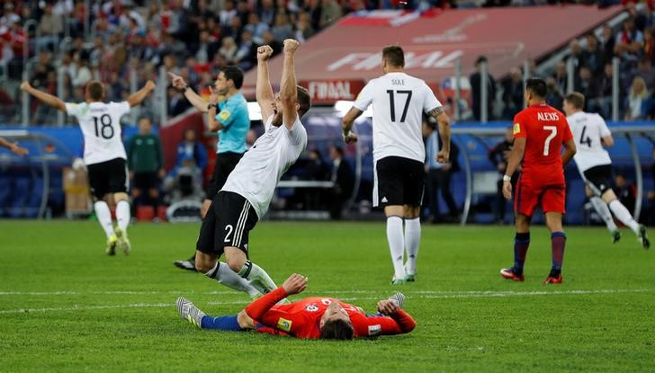 © Reuters. Foto del domingo de los futbolistas alemanes celebrando tras ganar la Copa Confederaciones