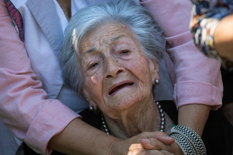 © Reuters. على أعتاب عامها 92..ابنة أحد ضحايا الحرب الأهلية الإسبانية تدفن رفات والدها