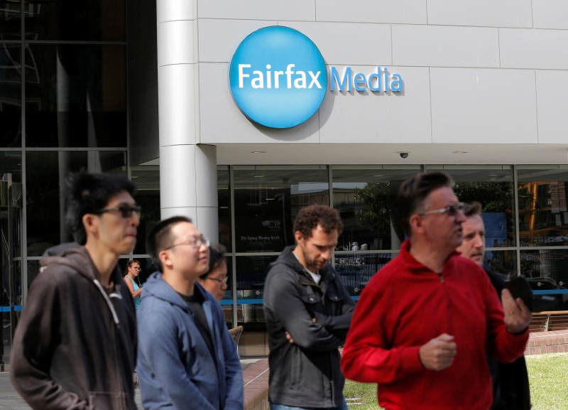 © Reuters. People walk outside Fairfax Media headquarters building in Sydney