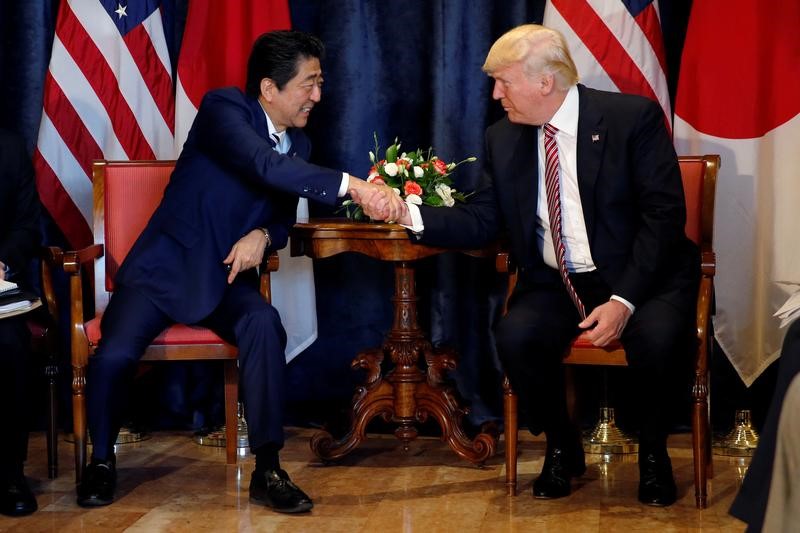 © Reuters. U.S. President Trump and Japan's PM Abe shake hands during a bilateral meeting at the G7 summit in Taormina