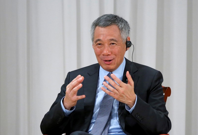 © Reuters. FILE PHOTO: Singapore's PM Lee speaks at the International Conference on The Future of Asia in Tokyo