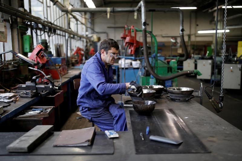 © Reuters. FRANCE: LA CROISSANCE DU SECTEUR MANUFACTURIER RÉACCÉLÈRE EN JUIN