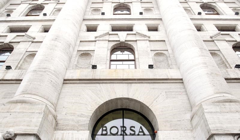 © Reuters. La sede di Borsa Italia a Milano