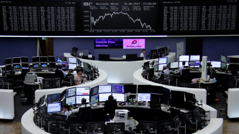 © Reuters. Las bolsas europeas inician segundo semestre con alzas apoyadas por petróleo y bancos