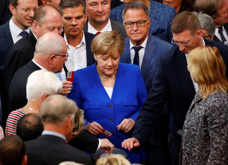 © Reuters. German Chancellor Angela Merkel and members of the lower house of parliament Bundestag vote on legalising same-sex marriage, in Berlin