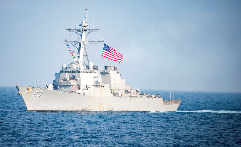 © Reuters. Destróier de mísseis guiados norte-americano USS Stethem navega em águas no leste da península coreana