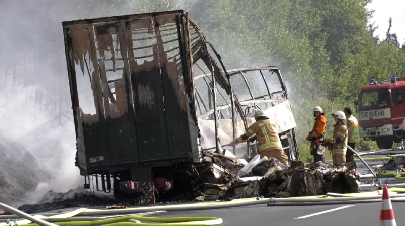 © Reuters. Bombeiros em local onde um ônibus pegou fogo após colisão com um caminhão no Estado de Baviera, na Alemanha