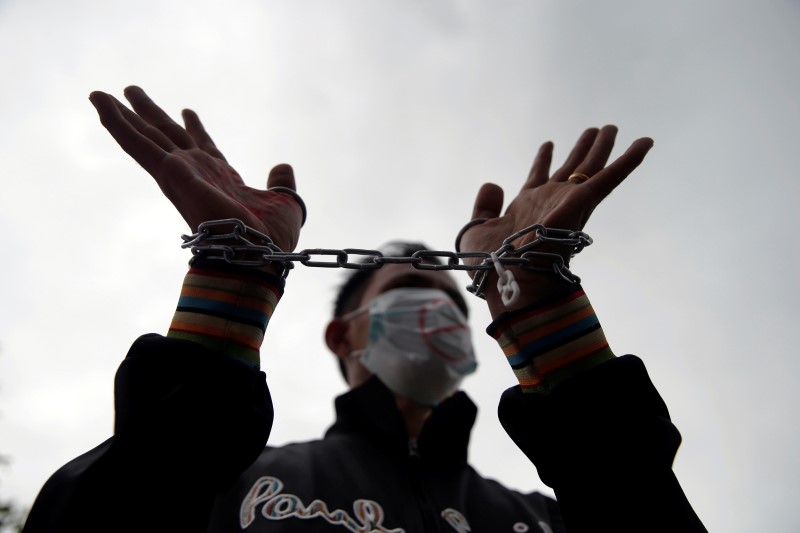 © Reuters. Reporters protest as they call on Myanmar government and military authorities to release reporters who were arrested in Yangon