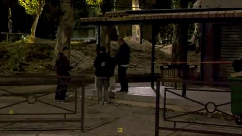 © Reuters. Policiais trabalham em local onde tiros deixaram feridos em frente a mesquita em Avignon, na França