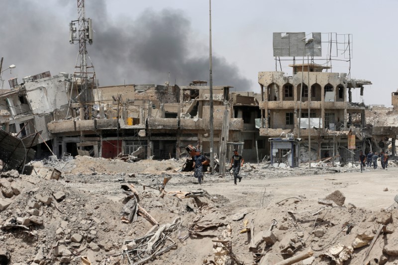 © Reuters. Destroyed buildings from clashes are seen during the fight with the Islamic States militants in the Old City of Mosul