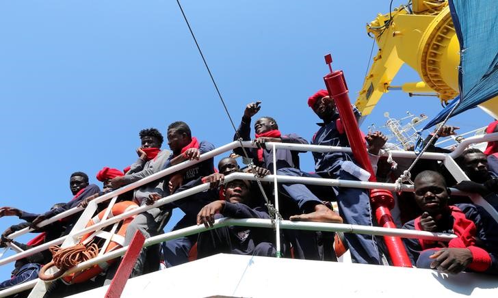 © Reuters. فرنسا وألمانيا تتعهدان بمساعدة إيطاليا بشأن المهاجرين