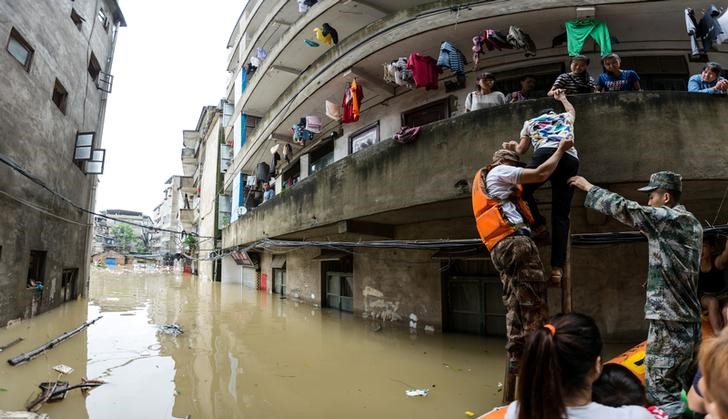 © Reuters. Al menos 33 muertos en inundaciones en sur de China, ola de calor azota el norte