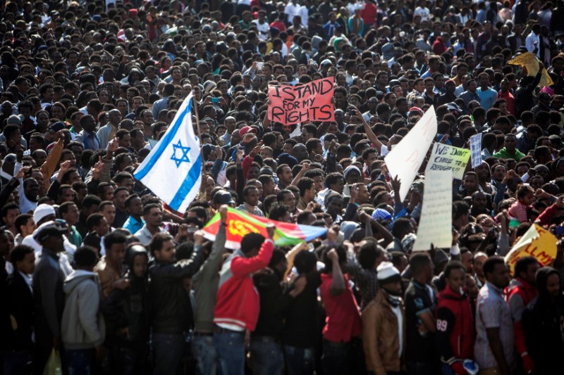 © Reuters. FILE PHOTO: African migrants take part in a protest at Rabin Square in Tel Aviv