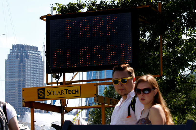 © Reuters. A "Park Closed" sign is seen at an entrance to Liberty State Park during a partial state government shutdown in Jersey City