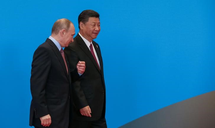 © Reuters. Presidente da China, Xi Jinpin, e presidente da Rússia, Vladimir Putin, durante fórum em Pequim