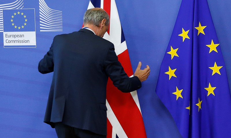 © Reuters. Flags are arranged at the EU headquarters as Britain and EU launch Brexit talks in Brussels