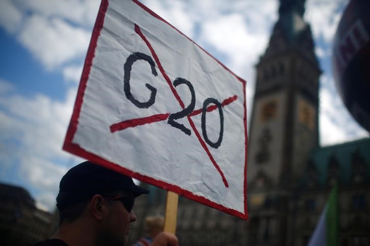 © Reuters. Manifestante contra o G20 protesta em Hamburgo dias antes do encontro de líderes políticos