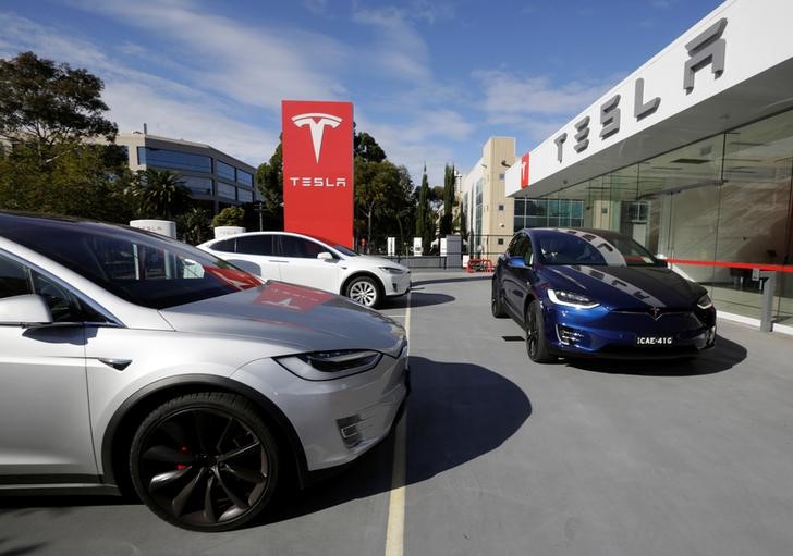 © Reuters. Teste do Model X, um dos modelos da Tesla que teve atraso na produção