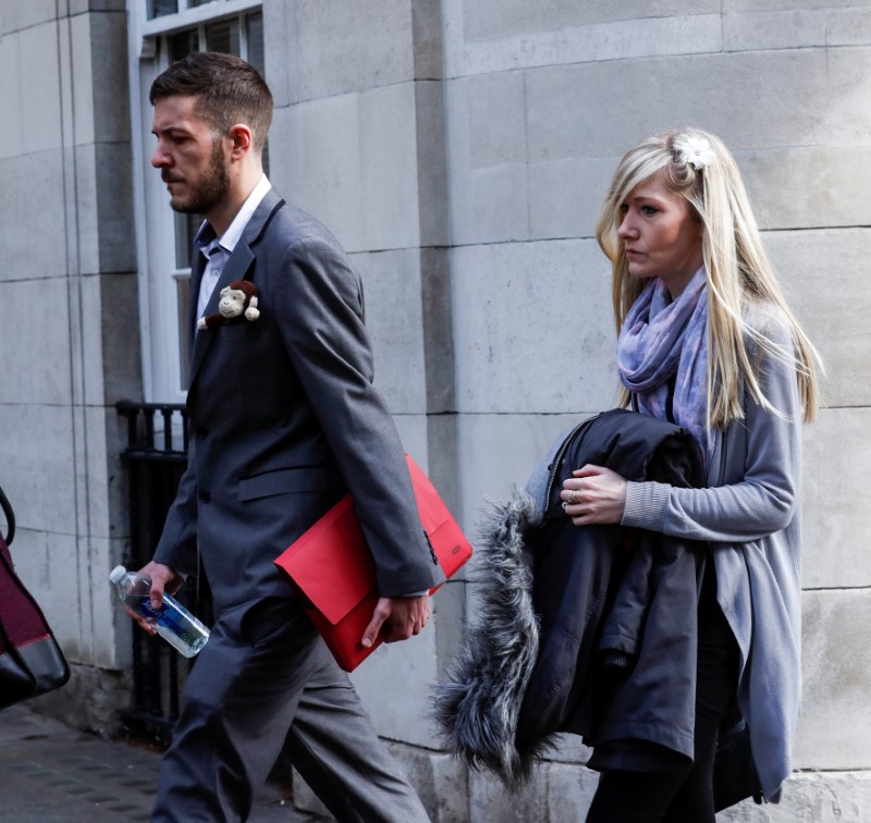 © Reuters. Chris Gard and Connie Yates, who are battling to take their baby Charlie to the US for treatment against advice from doctors that he should be taken off life support arrive at The High Court in London