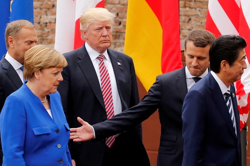 © Reuters. ترامب يتحدث مع زعماء أوروبيين قبيل قمة مجموعة العشرين هذا الأسبوع