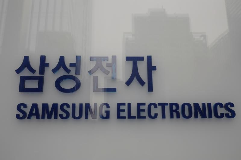 © Reuters. The logo of Samsung Electronics is seen at a company's building in Seoul