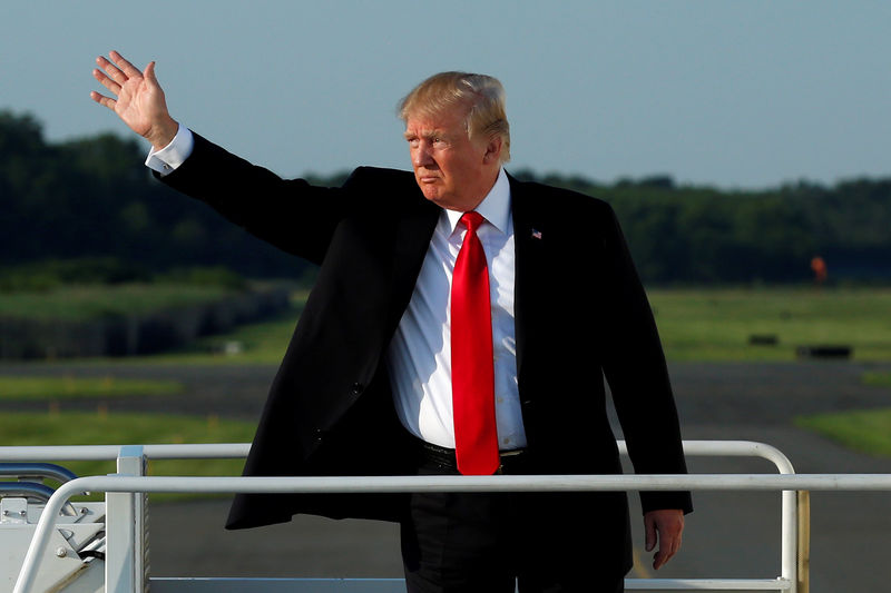 © Reuters. President Donald Trump waves as he boards Air force One at Morristown municipal airport,