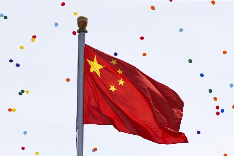 © Reuters. Released balloons are pictured near a Chinese flag during a military parade marking the 70th anniversary of the end of World War Two, at Tiananmen Square in Beijing