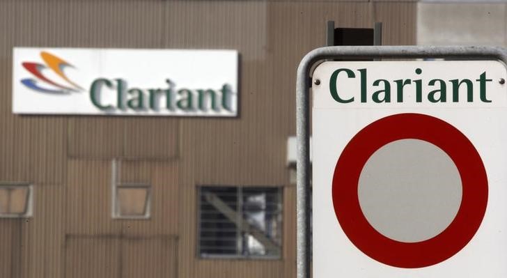 © Reuters. A traffic sign stands in front of a plant of Swiss specialty chemicals company Clariant in the town of Muttenz near Basel