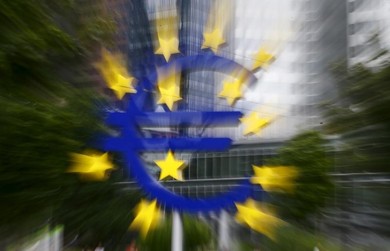 © Reuters. The famous euro sign landmark is pictured outside the former headquarters of the European Central Bank (ECB) in Frankfurt