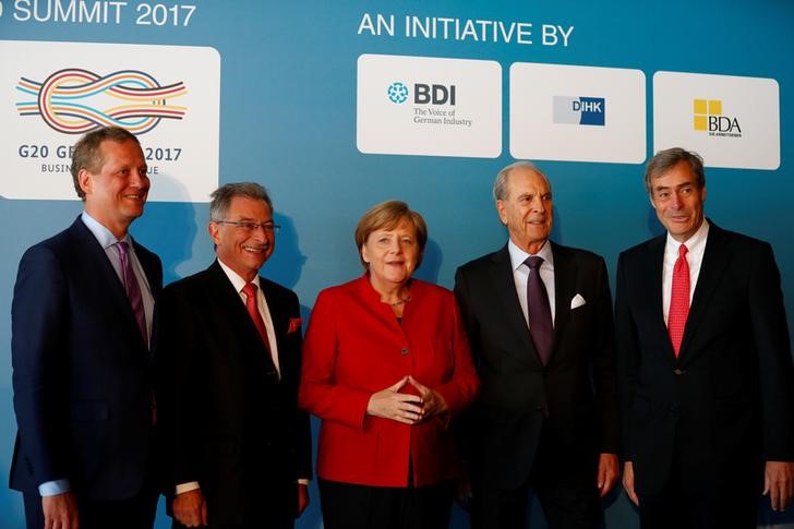 © Reuters. Speakers of the Business 20 event pose for a photograph in Berlin